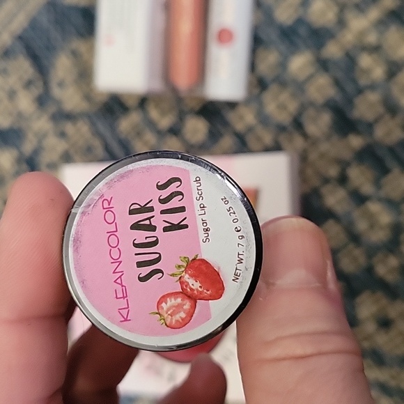 Lip Lot/Oil,scrub,cream,stain,gloss - Picture 3 of 8